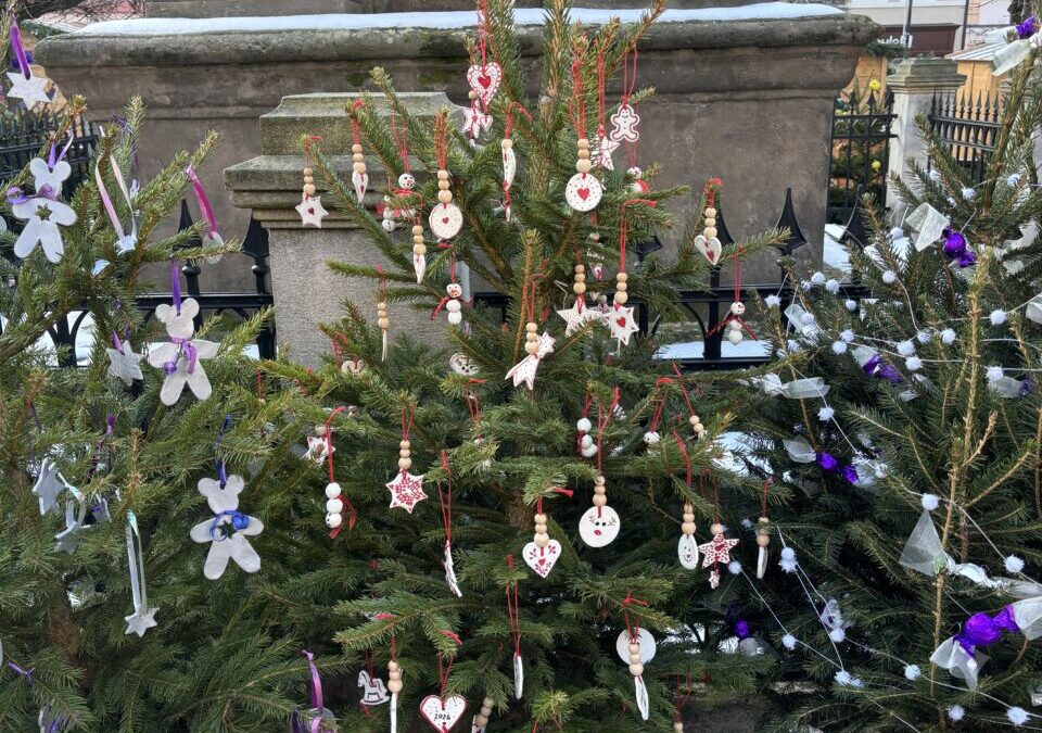 Zdobení stromečku na náměstí